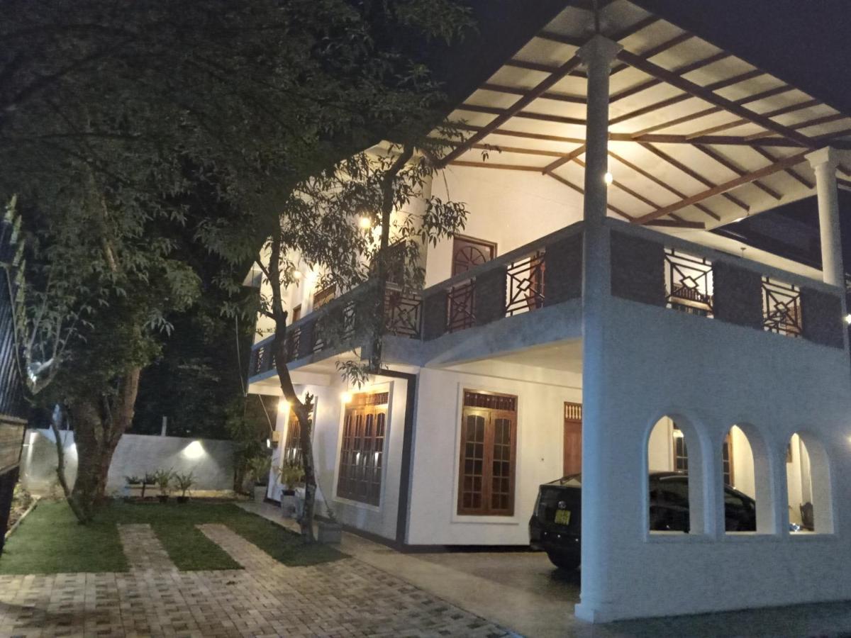 Sky Bloom Bed & Breakfast Homagama Екстериор снимка
