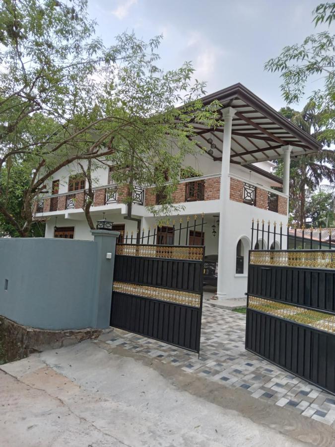 Sky Bloom Bed & Breakfast Homagama Екстериор снимка